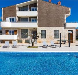 6 bedroom villa with pool near Pula, sleeps 12